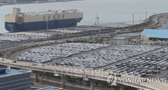 지난달 1일 오후 현대자동차 울산공장 수출선적부두와 야적장에 완성차들이 대기하고 있다. 연합뉴스